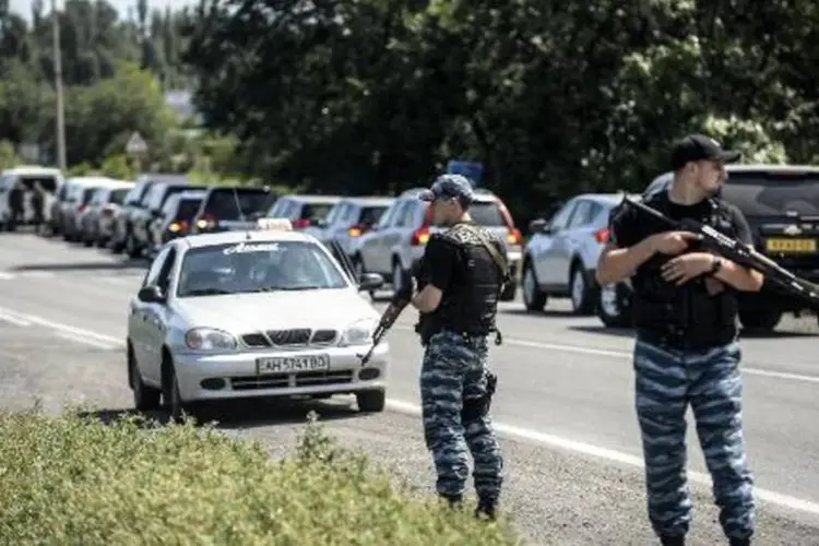
	Soldados na Ucr&acirc;nia: exercito lan&ccedil;ou uma ampla ofensiva contra cidades no leste
 (Bulent Kilic/AFP)
