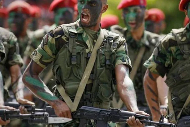 Soldados da Venezuela com os fuzis: país deve comprar US$ 5 bilhões em armas russas (Deffender93/Wikimedia Commons)