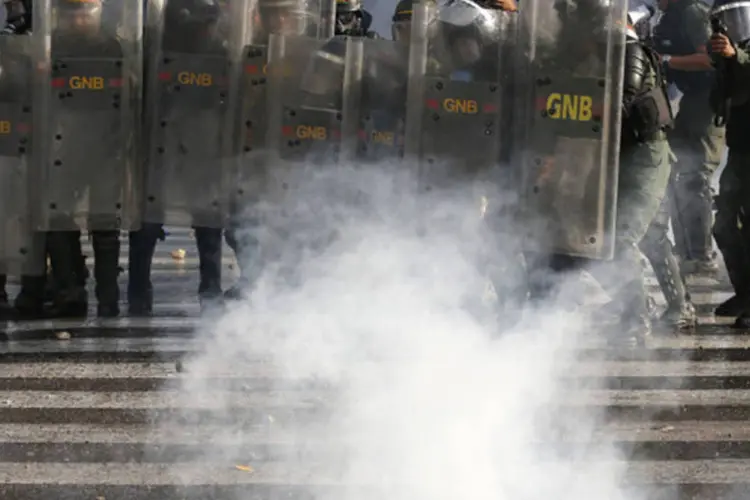 
	Soldados venezuelanos em combate com manifestantes: soldados em motocicletas cercaram os manifestantes na pra&ccedil;a, segundo testemunhas
 (Jorge Silva/Reuters)