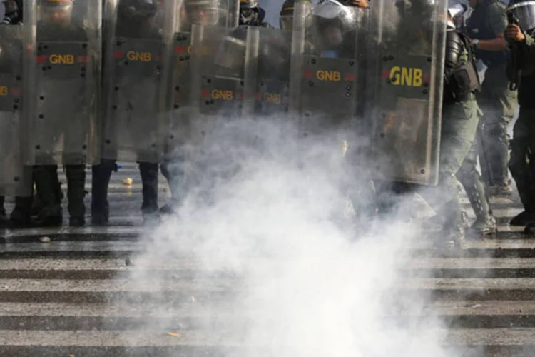 
	Soldados venezuelanos em combate com manifestantes: soldados em motocicletas cercaram os manifestantes na pra&ccedil;a, segundo testemunhas
 (Jorge Silva/Reuters)