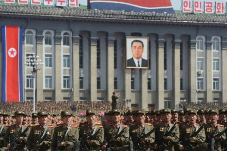 Soldados norte-coreanos durante desfile militar em abril de 2012 (AFP / Pedro Ugarte)