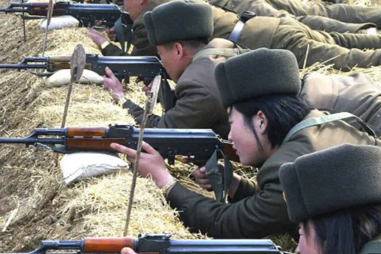 
	Soldados norte-coreanos participam de treinamento militar: o pa&iacute;s amea&ccedil;ou os Estados Unidos, nesta quinta-feira, com um ataque nuclear preventivo
 (REUTERS / KCNA)