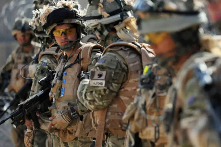Militares britânicos se preparam para uma patrulha em Helmand em junho de 2010
 (Bay Ismoyo/AFP)