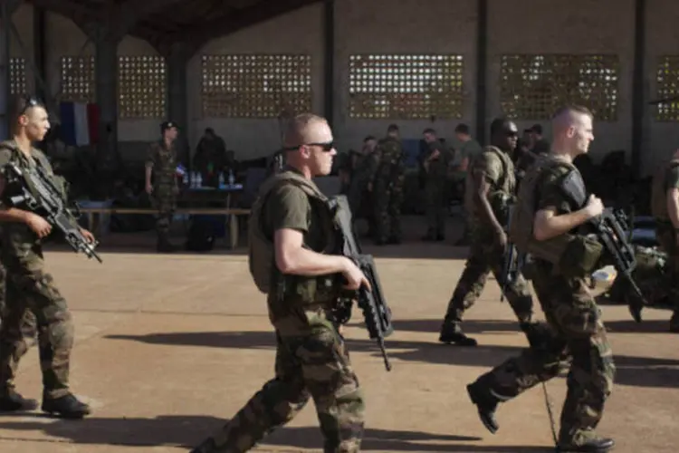Soldados franceses passam por hangar na base aérea do Exército no Mali: a França pretende aumentar as tropas no país (REUTERS/Joe Penney)