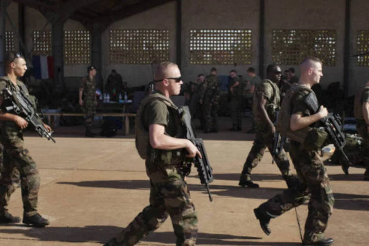 Soldados franceses passam por hangar na base aérea do Exército no Mali: a França pretende aumentar as tropas no país (REUTERS/Joe Penney)