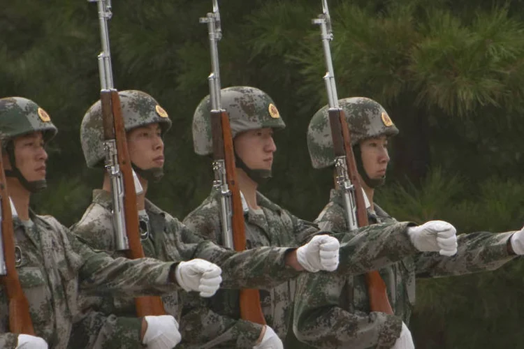
	Soldados da China: &quot;tudo isso n&atilde;o passa de uma desculpa do&nbsp;Jap&atilde;o&nbsp;para mudar suas pol&iacute;ticas militares e de seguran&ccedil;a&quot;, afirmou o Minist&eacute;rio da Defesa chin&ecirc;s
 (Nelson Ching/Bloomberg)