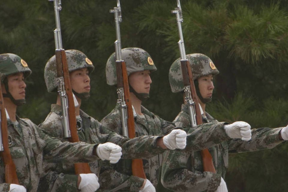 China acusa Japão de inventar "inimigos" para se rearmar