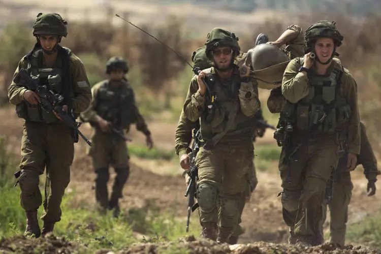 
	Soldados de Israel: uma soldado israelita foi apunhalada em um posto de controle militar entre Jerusal&eacute;m e Bel&eacute;m, informaram policiais
 (Reuters)