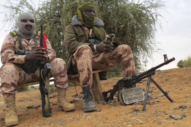 
	Soldados do Mali: &quot;A UE est&aacute; disposta a oferecer o apoio apropriado para lutar contra estes abusos&quot;, assinalaram os ministros dos 27 pa&iacute;ses.
 (Adama Diarra/Reuters)