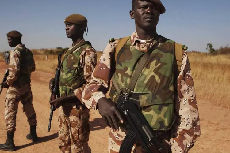 
	Enquanto os soldados do Mali recebem colabora&ccedil;&atilde;o do ex&eacute;rcito franc&ecirc;s, a for&ccedil;a africana fornece ajuda &agrave; francesa
 (REUTERS/Joe Penney)