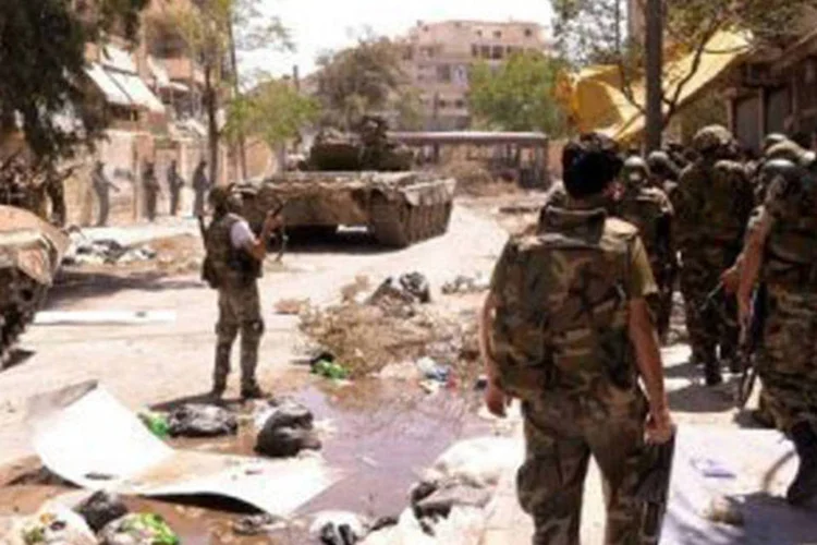 Soldados sírios no distrito de Saif al-Dawla, em Alepo: o Exército enviou no início de agosto para a segunda maior cidade do país as suas unidades de elite (©AFP)