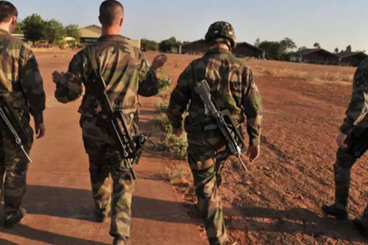 
	Soldados franceses em Mali: &quot;V&aacute;rias centenas de militares malinenses e franceses partiram de Niono para tomar Diabali&quot;, disse uma autoridade Niono
 (AFP/ Issouf Sanogo)