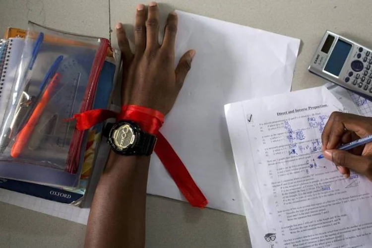 Estudante veste um fita vermelha em solidariedade às alunas nigerianas sequestradas pelo Boko Haram, em uma escola de Abuja (Joe Penney/Reuters)