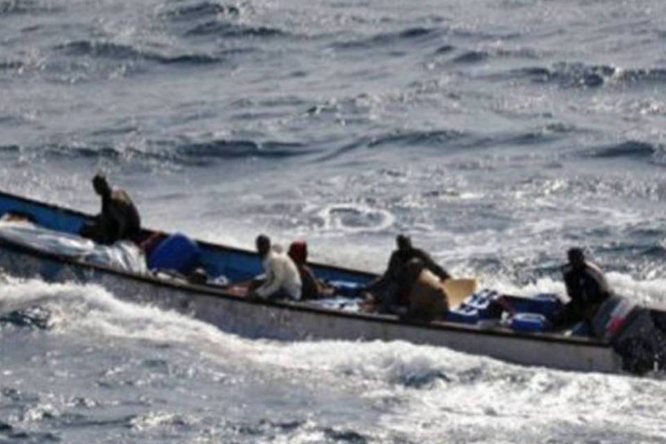 Piratas somalis libertam marinheiros reféns há 33 meses