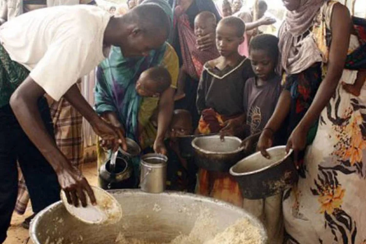 Mulheres e crianças somalis aguardam a distribuição de comida em um campo de refugiados da seca: as pessoas diretamente afetadas pela fome são cerca de 350 mil (Abdurashid Abikar/AFP)