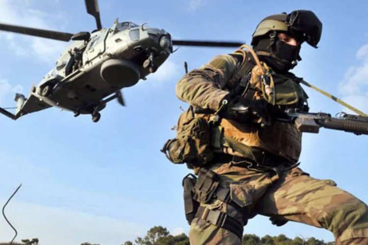 
	Soldado franc&ecirc;s das for&ccedil;as especiais salta de um NH90 helic&oacute;ptero em Crozon: o militar morreu devido &agrave; gravidade de seus ferimentos, afirmaram rebeldes
 (Fred Tanneau/AFP)