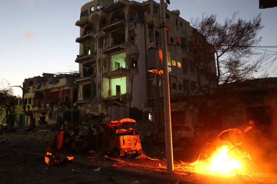 Carro-bomba em hotel de Mogadíscio deixa 10 mortos