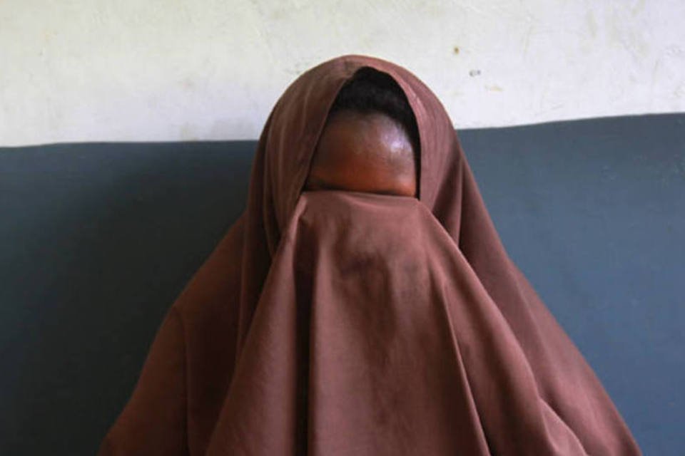 Mulher somali chora a morte do filho no hospital Banadir, lotado de pacientes desde o início da crise (John Moore/Getty Images)