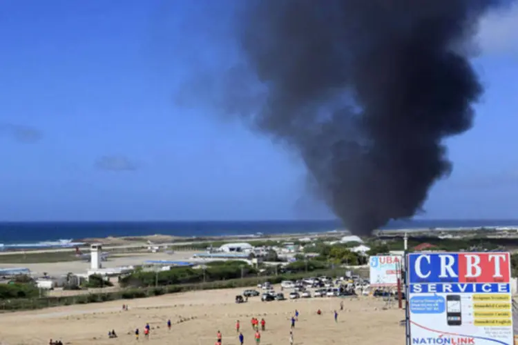 Fumaça sobe de aeroporto por avião militar: tropas etíopes estão apoiando forças da Somália contra militantes ligados à Al Qaeda no país do Chifre da África (Feisal Omar/Reuters)