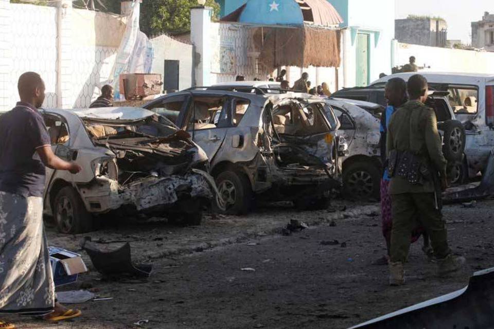 Homens armados matam 17 pessoas em restaurante na Somália