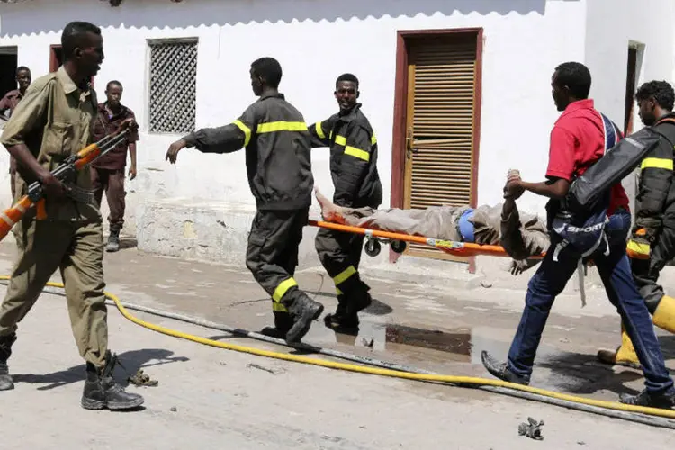 
	Resgate de sobrevivente de explos&atilde;o em hotel: ataque &eacute; o mais sangrento na Som&aacute;lia em quase dois anos
 (Feisal Omar/Reuters)