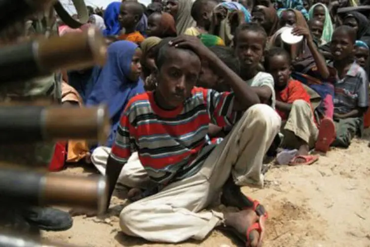 Crianças esperam pela distribuição de comida em um campo de refugiados somalis: em uma segunda etapa, O Brasil irá remeter à Somália sacas de milho (Mustafa Abdi/AFP)