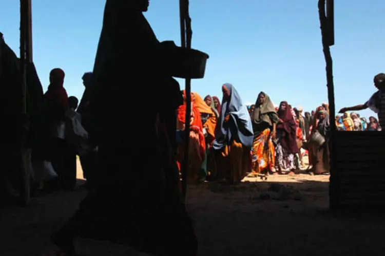 Somalis fazem fila para receber comida: no Chifre da África, mais de 13 milhões de pessoas sofrem uma situação humanitária crítica (John Moore/Getty Images)
