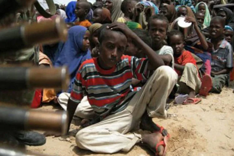 
	Crian&ccedil;as esperam pela distribui&ccedil;&atilde;o de comida na Som&aacute;lia: &quot;Os pa&iacute;ses n&atilde;o levam em conta essas crian&ccedil;as em suas estat&iacute;sticas&quot;, declarou Williams
 (Mustafa Abdi/AFP)
