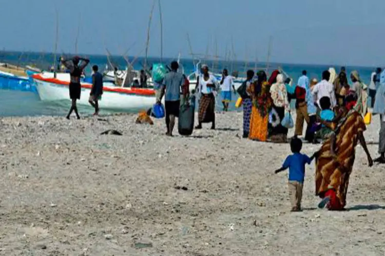 
	Migrantes somalis e et&iacute;opes antes de viagem com destino ao I&ecirc;men: os acidentes fatais s&atilde;o frequentes
 (Tony Karumba/AFP)