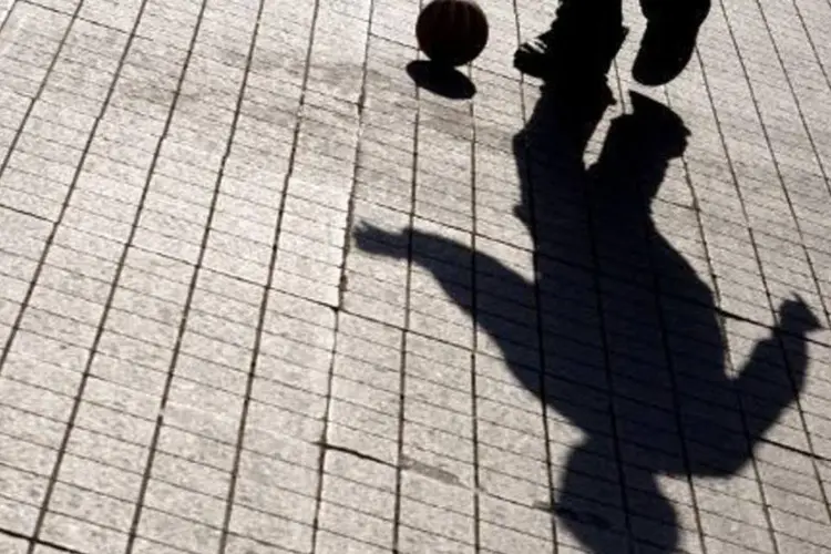 Sombra de criança brincando: temor é mais alto entre os homens (AFP)