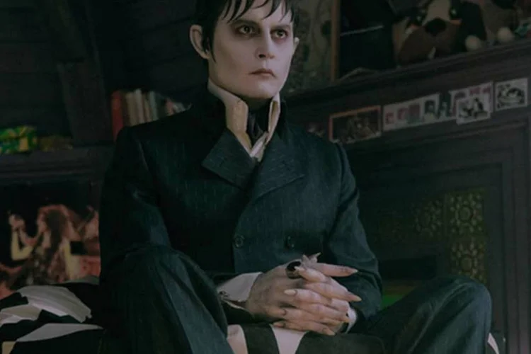 Johnny Deep em cena do filme Sombras da Noite (Divulgação)