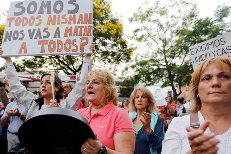 Mulheres se manifestam durante protesto contra a morte do promotor Alberto Nisman, em frente à residência presidencial  (REUTERS/Enrique Marcarian)