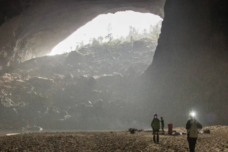 Vista da caverna de Son Doong: principal cavidade da caverna tem cinco quilômetros de comprimento, 200 metros de largura e 150 metros de altura (Hugh Derr/Flickr)