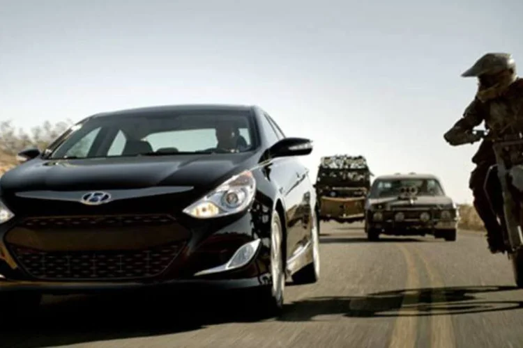 
	Sonata em comercial do Super Bowl 47: marca coloca o carro em um mundo p&oacute;s-apocal&iacute;ptico, onde o combust&iacute;vel &eacute; artigo de luxo para pontuar a efici&ecirc;ncia do Sonata Hybrid
 (Reprodução)