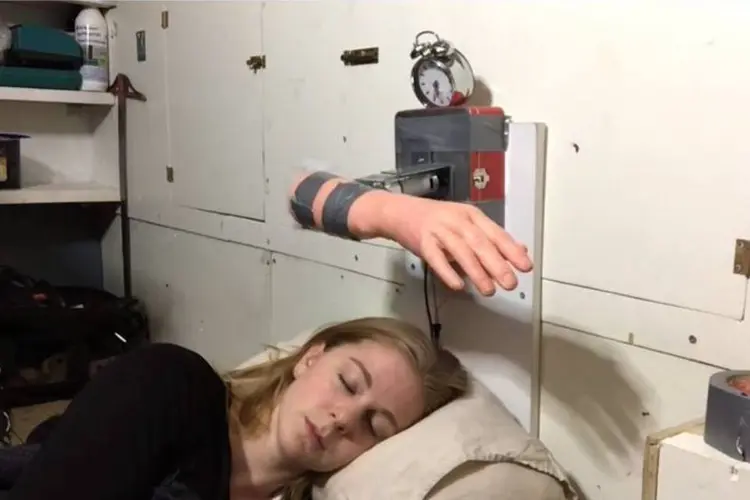 
	Aparelho liga um dispositivo de rota&ccedil;&atilde;o que desfere uma s&eacute;rie de tapas no rosto do dorminhoco
 (Reprodução/YouTube)