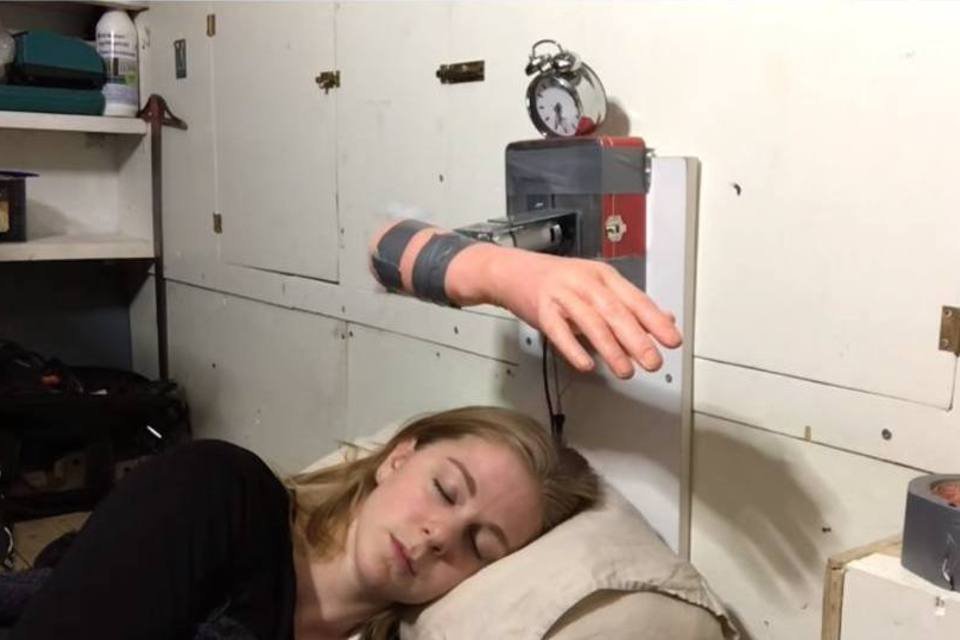 Garota cria despertador que acorda as pessoas com tapas