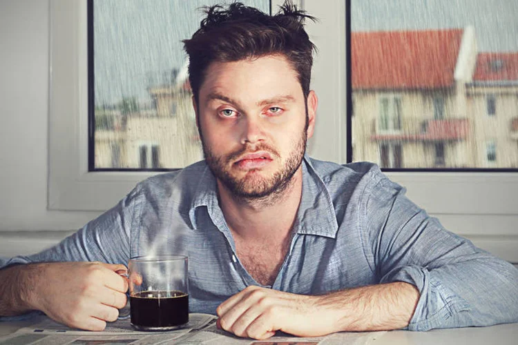 Sono: no estudo, as imagens das pessoas insones foram classificadas como feias, doentes e até mais tristes (vasakna / Thinkstock)