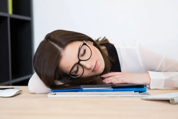 
	Mulher dorme na mesa do trabalho: &eacute; quase certo que dormir pouco ir&aacute; acarretar problemas s&eacute;rios para seu trabalho
 (Thinkstock/Thinkstock)