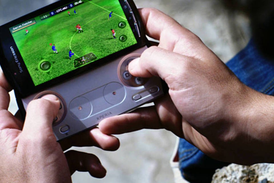 O Xperia Play é uma mistura de smartphone com console portátil para jogos, no estilo do PlayStation, da Sony  (Divulgação)