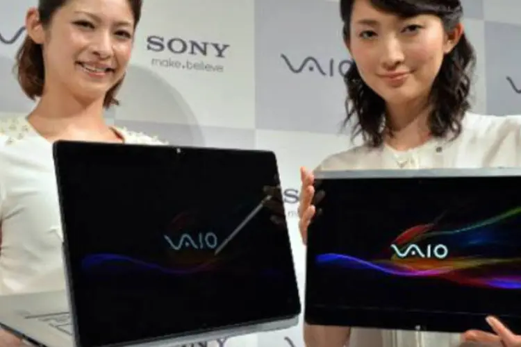 Apresentação do último computador portátil da Sony, Vaio Fit: fabricante nipônica reduziu brutalmente as previsões para o ano fiscal em curso (Yoshikazu Tsuno/AFP)
