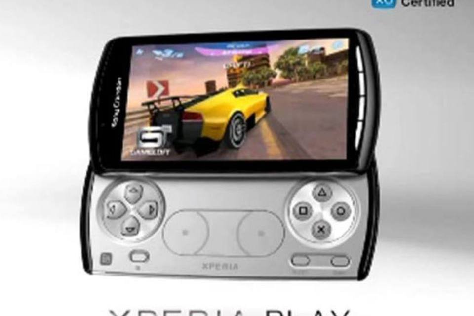 XperiaTM Play: celular ainda tem câmera de 5 megapixels e touchscreen de 4 polegadas (Reprodução/YouTube)