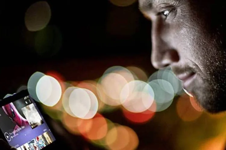 
	Pessoa usa smartphone: penetra&ccedil;&atilde;o desse tipo de aparelho cresceu 185,3%, saindo de 4,5% em 2010 para 12,6% em 2013
 (Divulgação)