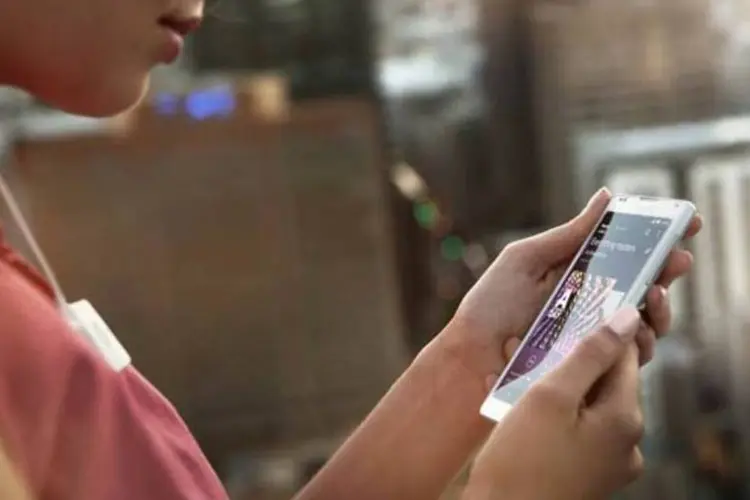 
	Mulher usa smartphone Xperia, da Sony: a venda de aparelhos de outubro a dezembro, incluindo sensores de imagem, caiu 13 por cento ante o ano anterior
 (Divulgação)