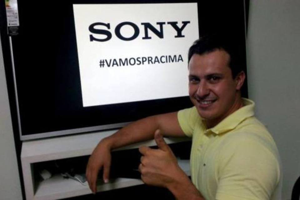 Quatro marcas dão TV a torcedor que quebrou a sua de emoção
