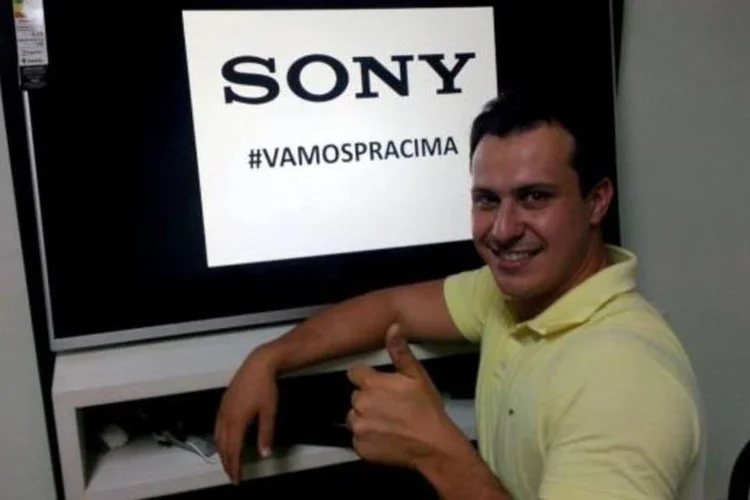 
	Sony d&aacute; TV de presente para o torcedor Rafael Gambarim: patrocinadores da FIFA e da CBF procuraram o empres&aacute;rio paranaense
 (Divulgação/Sony)