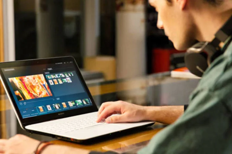 Jovem usa notebook Sony Fit 15E (Sony)