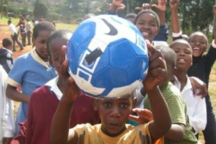 A sOccket é uma bola de futebol que capta a energia do impacto que normalmente é perdida para o meio ambiente (Divulgação)