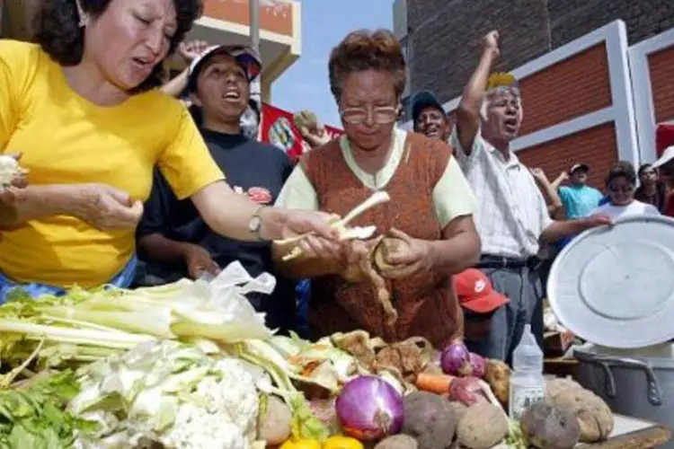Pessoas preparam sopa para doação, no Peru (Jaime Razuri/AFP)
