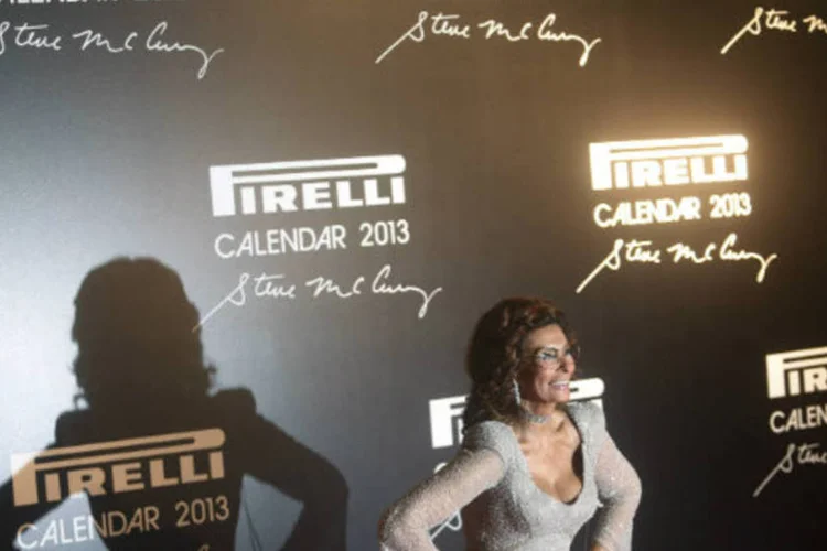 A atriz italiana Sophia Loren posa durante sua chegada para o lançamento do Calendário Pirelli 2013, no Rio de Janeiro (REUTERS/Ricardo Moraes)