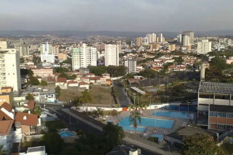 
	Vista &aacute;erea parcial da cidade de Sorocaba:&nbsp;totem foi instalado em 2006 na al&ccedil;a de acesso da Avenida Dom Aguirre, uma das principais da cidade,&nbsp;&agrave; rodovia Jos&eacute; Erm&iacute;rio de Moraes
 (Wikimedia Commons)